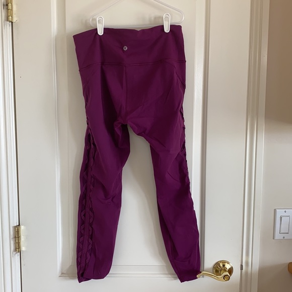 Used magenta Lululemon size 10 leggings 7/8 length - Picture 2 of 6